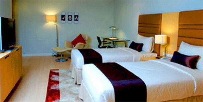 The Tivoli Hotel Банкок Екстериор снимка