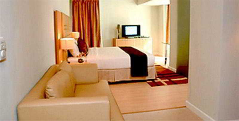 The Tivoli Hotel Банкок Екстериор снимка